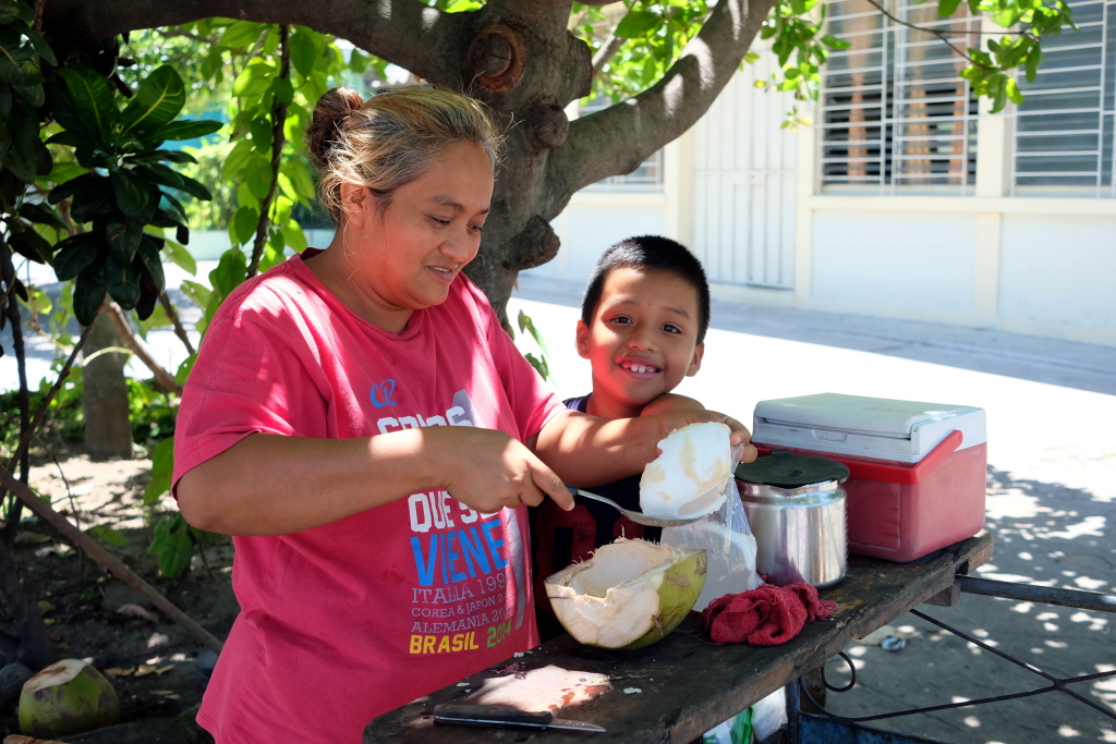 Vendedora de agua de coco. San Salvador, agosto de 2016